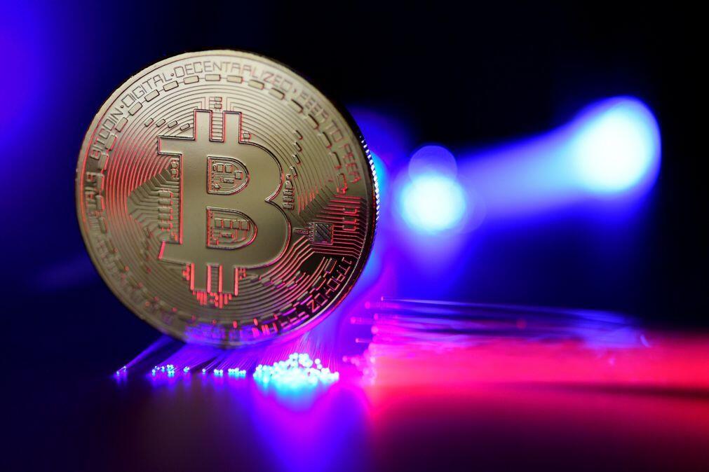 Bitcoin cai 2,78% para menos de 70.000 dólares