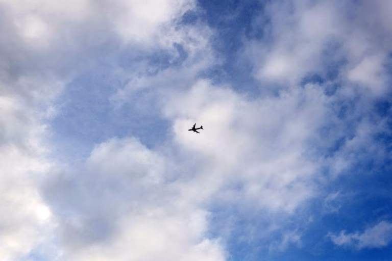 Rastos de condensação dos aviões podem ser evitados e Portugal pode contribuir - estudo