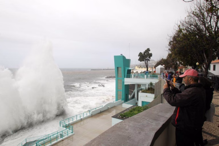Capitania do Funchal prolonga avisos de agitação marítima até à manhã de quinta-feira