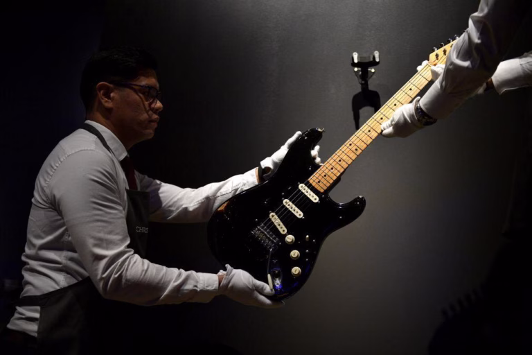 Guitarra dos Pink Floyd atinge valor recorde de 14,55 milhões de dólares em leilão