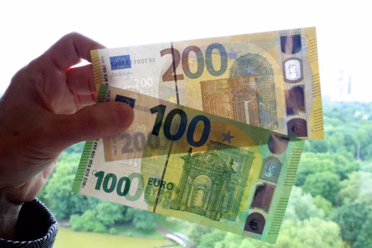Famílias da zona euro e UE pouparam menos e investiram mais no 4.º trimestre de 2025