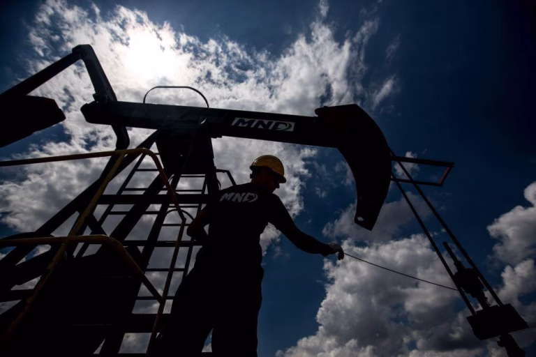Brent cai mais de 9% após Trump anunciar conversações com Teerão
