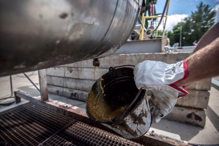 Cotação do Brent sobe 6,76% mas fecha em baixa e abaixo dos 100 dólares