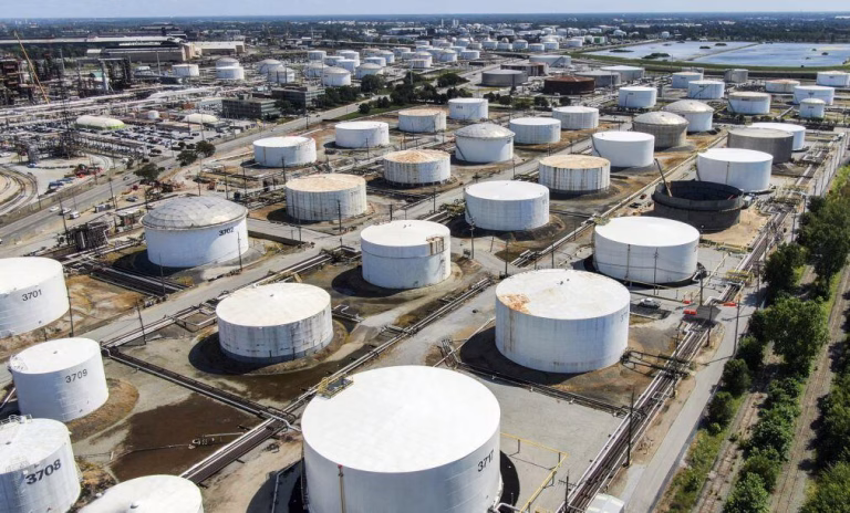 Brent dispara quase 5% para os 113 dólares após ataques a instalações de gás