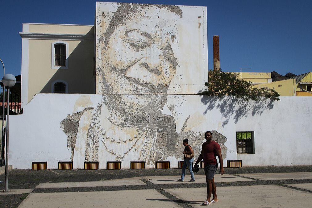 Cesária Évora volta a projetar Cabo Verde, agora numa nota de 2.000 escudos