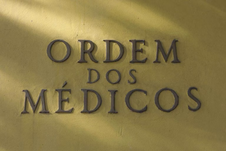 Ordem dos Médicos exige esclarecimentos urgentes sobre falha de energia que afetou SNS