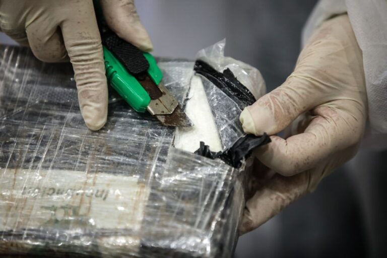 Brasileiro detido no aeroporto de Hong Kong com quase três quilogramas de cocaína