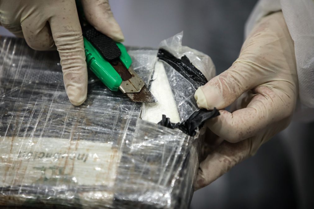 Brasileiro detido no aeroporto de Hong Kong com quase três quilogramas de cocaína