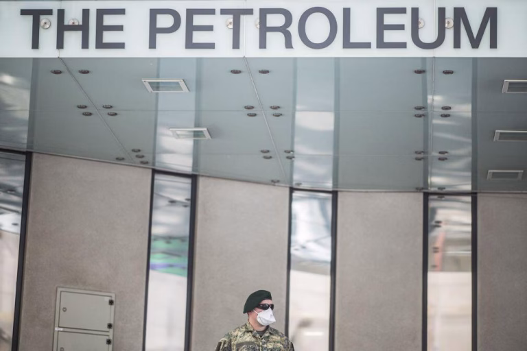 OPEP manterá oferta de petróleo, pelo menos, até abril