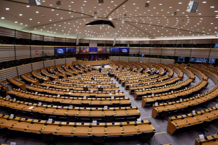 Parlamento Europeu suspende ratificação de acordo UE-EUA e pede 