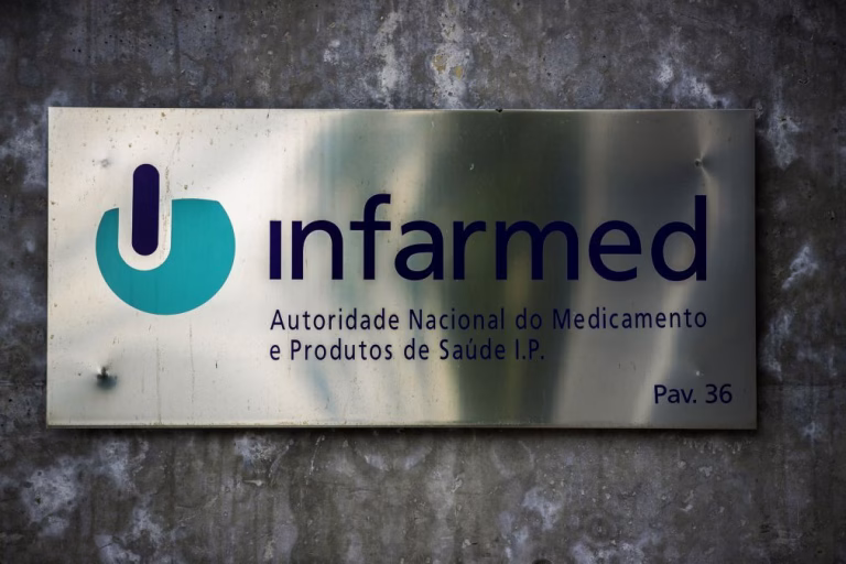 Farmacêuticas demoraram nove meses a submeter medicamentos e Infarmed 11 a avaliar e decidir