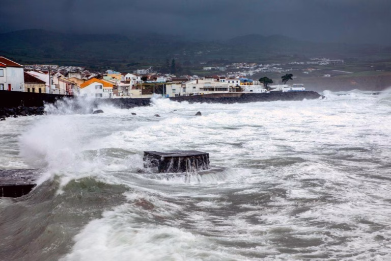 Açores com aviso amarelo de chuva, vento e agitação marítima