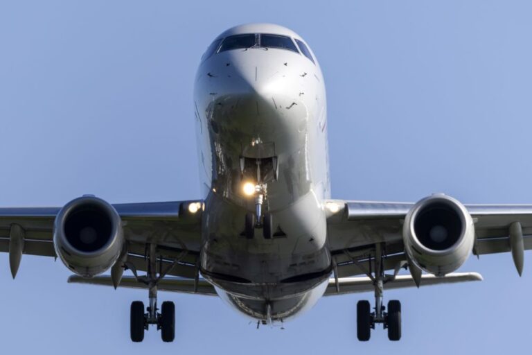 Irão suspende voos no espaço aéreo a oeste do país