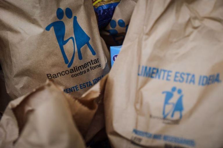 Pedidos de ajuda alimentar aumentam com crise nos combustíveis e na habitação