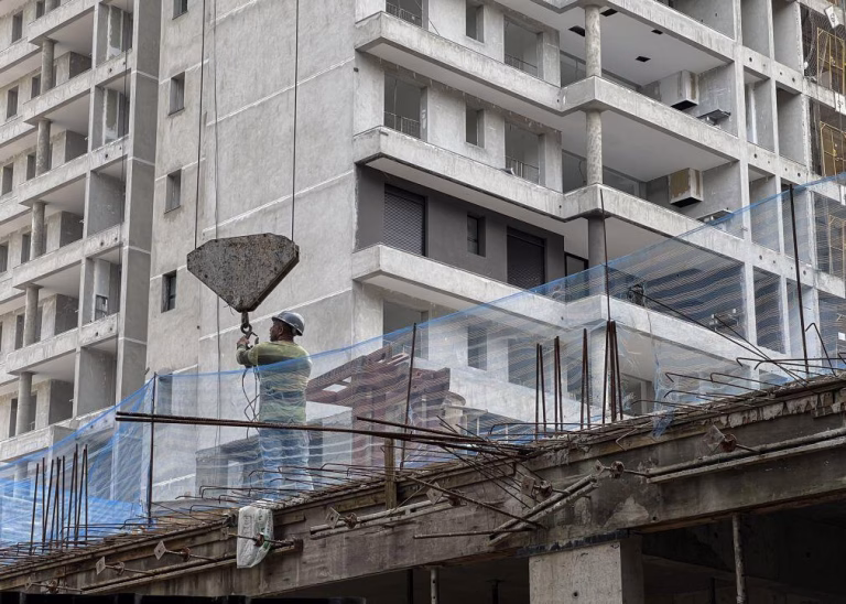 Desemprego no Brasil sobe para 6,1% no trimestre até março, afetando 6,6 milhões de pessoas