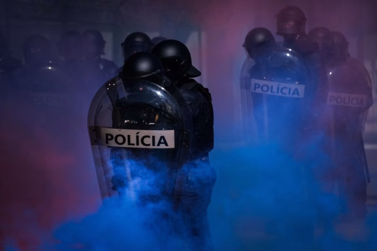 PSP deteve várias pessoas após confrontos entre manifestantes e polícia junto à AR