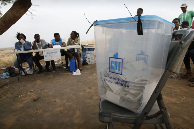 Comissão eleitoral angolana aprovou lema que convida ao voto nas eleições de 2027