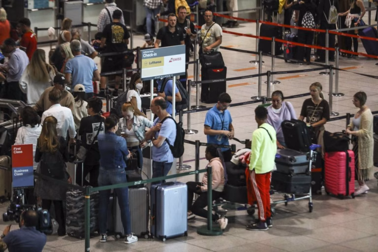 Bruxelas nega que filas nos aeroportos em Portugal se devam a novo sistema europeu