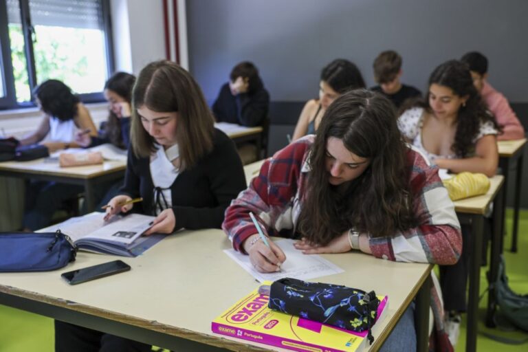 Mais de 81 mil alunos fazem hoje prova de Português no arranque dos exames nacionais