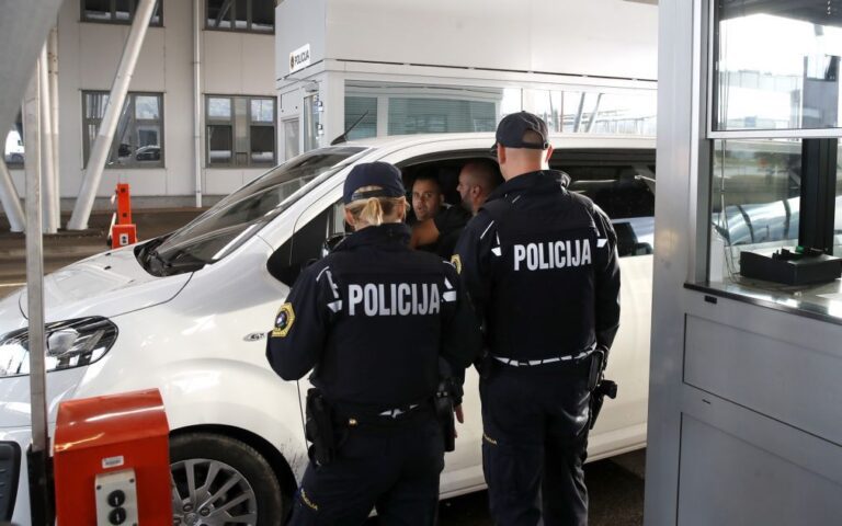 Eslovénia suspende controlos nas fronteiras com Hungria e Croácia a pedido da UE