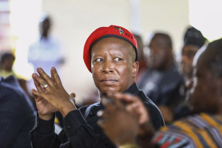 Apoiantes do político sul-africano Julius Malema protestam antes da leitura da sentença