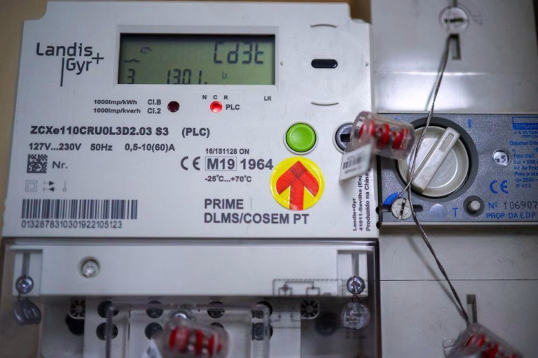 Mais de 610 mil clientes sem energia elétrica pelas 11:00