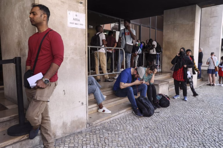 Imigrantes lamentam aumento das taxas da agência para as migrações