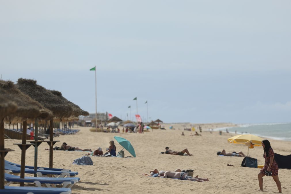DECO diz que banhistas podem colocar chapéus de sol em frente às concessões