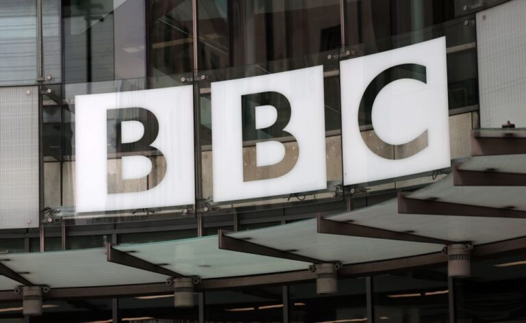 BBC vai eliminar 550 postos de trabalho até março de 2027