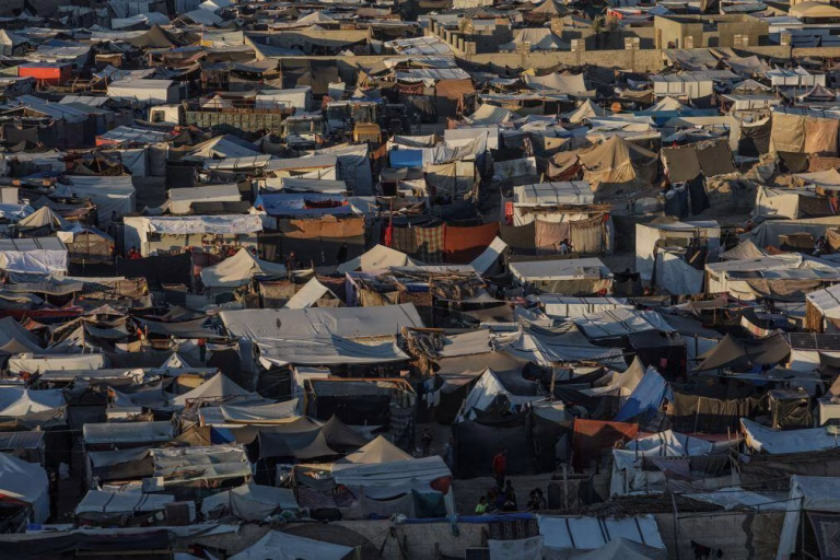 Quase um milhão de palestinianos enfrenta calor em tendas ou ao relento - ONG