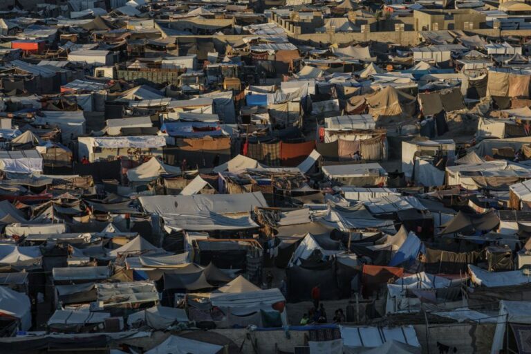 Quase um milhão de palestinianos enfrenta calor em tendas ou ao relento - ONG