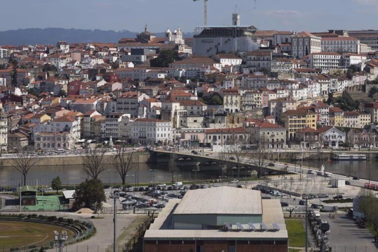 Um ferido grave e 12 desalojados no incêndio em Coimbra