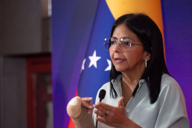 Presidente interina da Venezuela cria comissão para libertação de Maduro