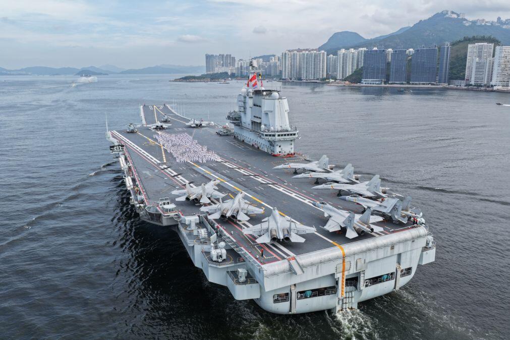 Porta-aviões mais avançado da China atravessou estreito de Taiwan — Taipé