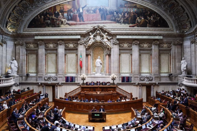 AR discute hoje propinas no ensino superior