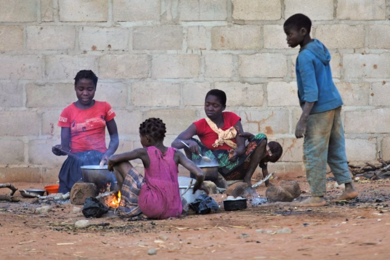 Alunos moçambicanos começam aulas em tendas com escolas destruídas pelas cheias