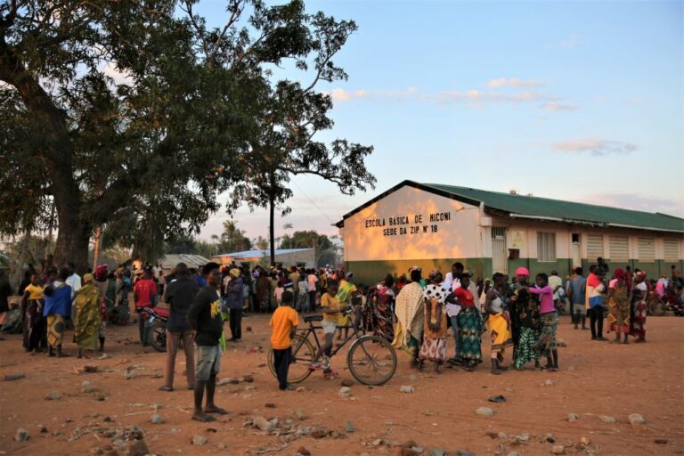 Mais de 220 escolas atacadas e outras utilizadas por militares em Moçambique - relatório