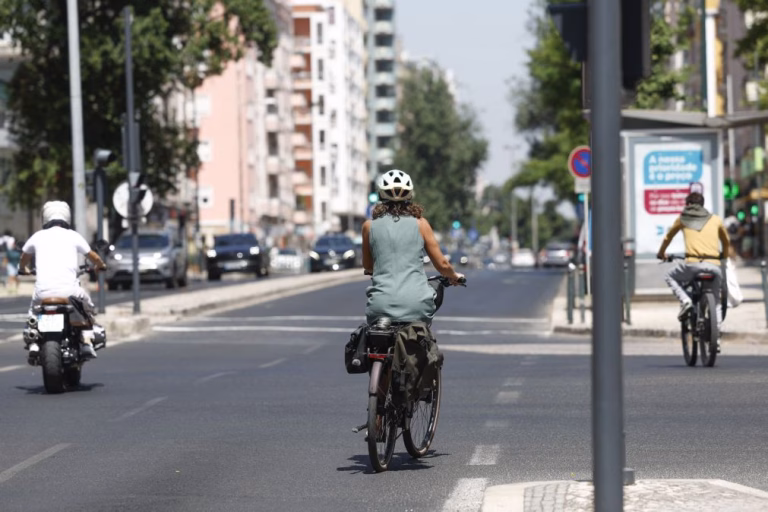 Mortes de ciclistas na UE caem menos do que as dos automobilistas
