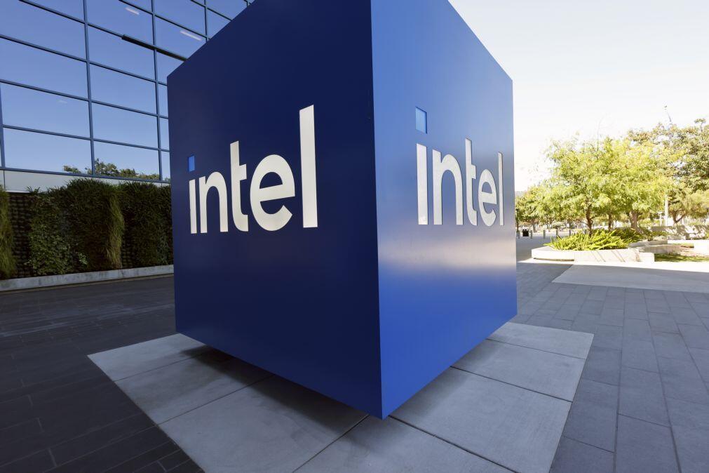 Intel fecha acordo com Foxconn para desenvolver sistemas de IA