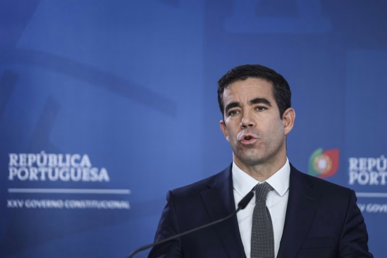 Ministro da Presidência acusa PS de ter governado