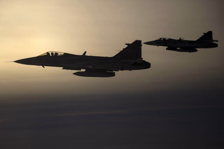 Suécia vai enviar caças para nova missão da NATO no Ártico