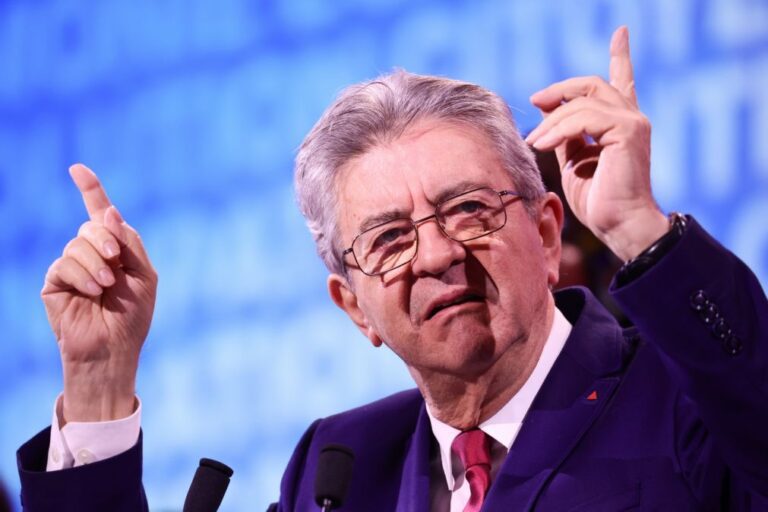 Líder da esquerda radical francesa lança campanha presidencial para 2027
