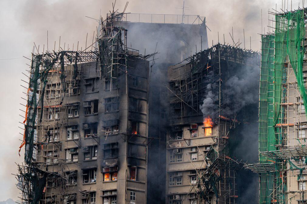 Sete pessoas e duas empresas acusadas por incêndio que causou 168 mortos em Hong Kong