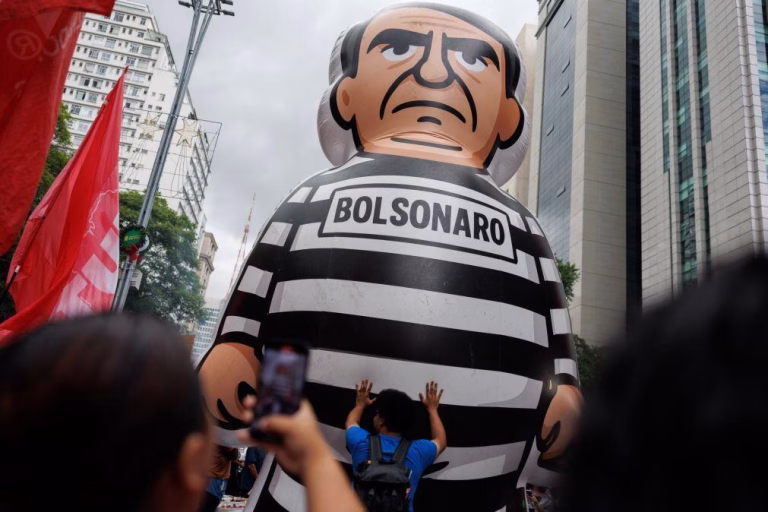 Advogados voltam a pedir para Bolsonaro cumprir pena de prisão em casa