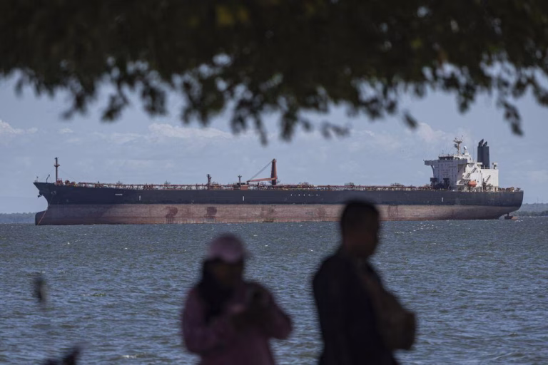 Estados Unidos sancionam quatro empresas por transportarem petróleo da Venezuela