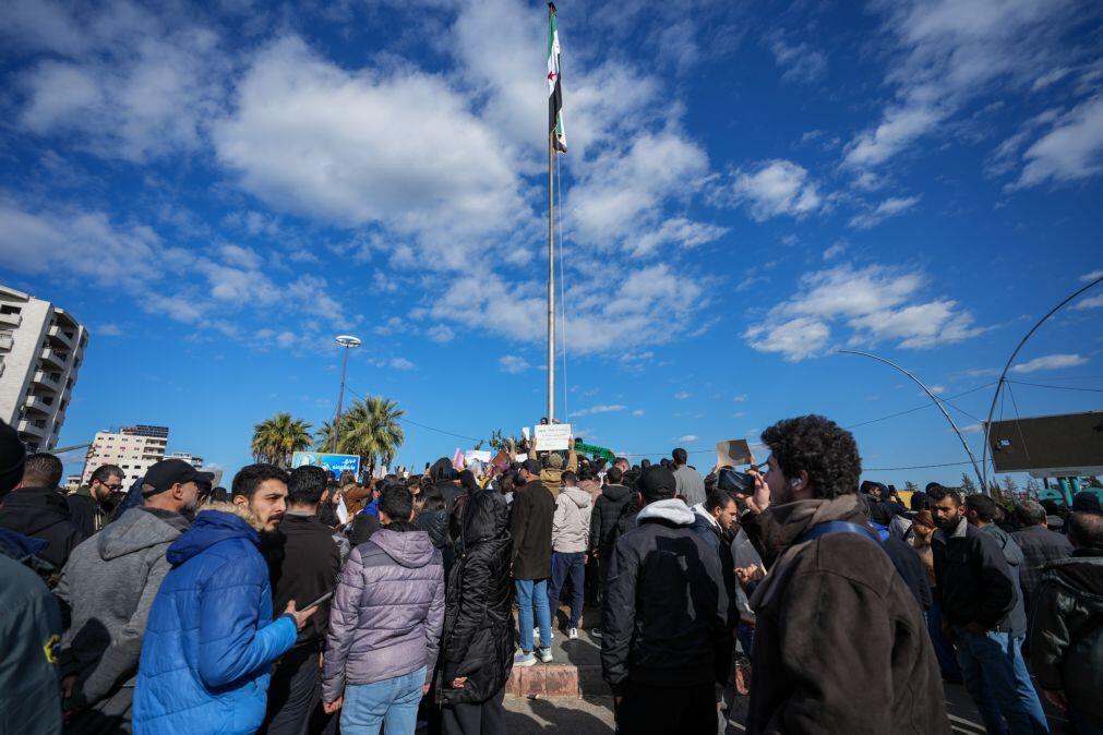 Síria: Novos protestos exigem responsabilização dos apoiantes de Assad