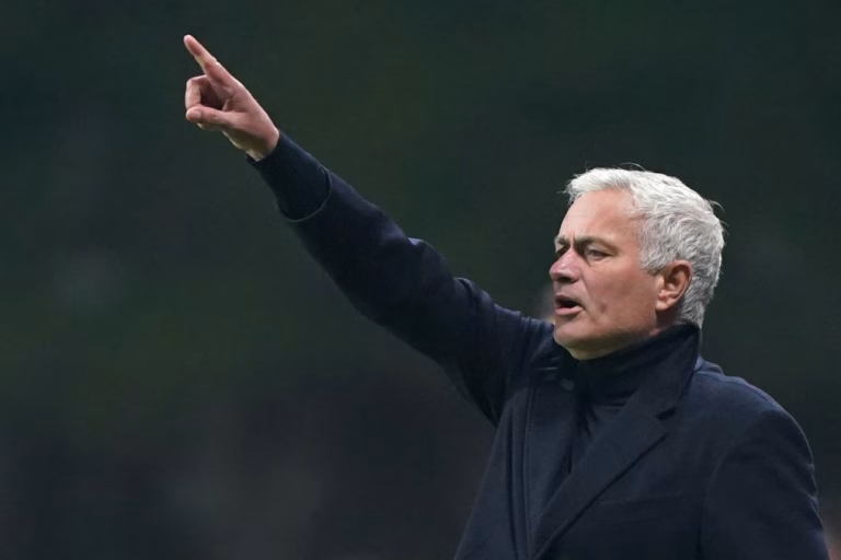 Mourinho 'agarra-se' à matemática e invencibilidade interna para estar na luta