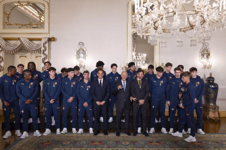 Seleção de sub-17 condecorada com a Ordem do Mérito pelo Presidente da República