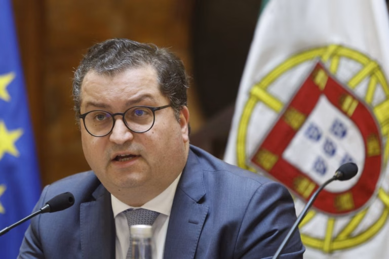 Médicos decidem pelo internamento para observação do ministro das Finanças