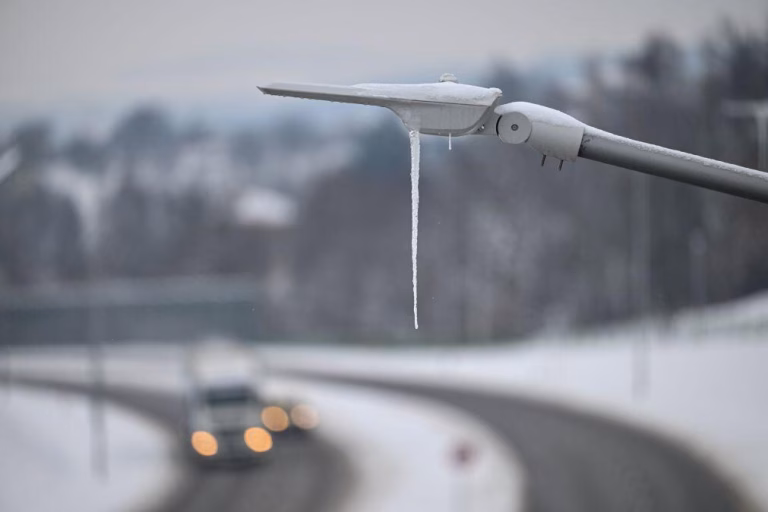 Frio intenso na Europa provoca morte de mais de 20 pessoas e suspende transportes e escolas